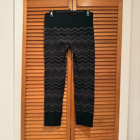 Lululemon Black Gray Chevron Zig Ebb To Street Pants Leggings Seamless Sz 10 - Picture 1 of 6